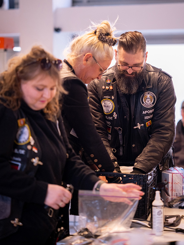 Helfen, Kleidung zu sortieren