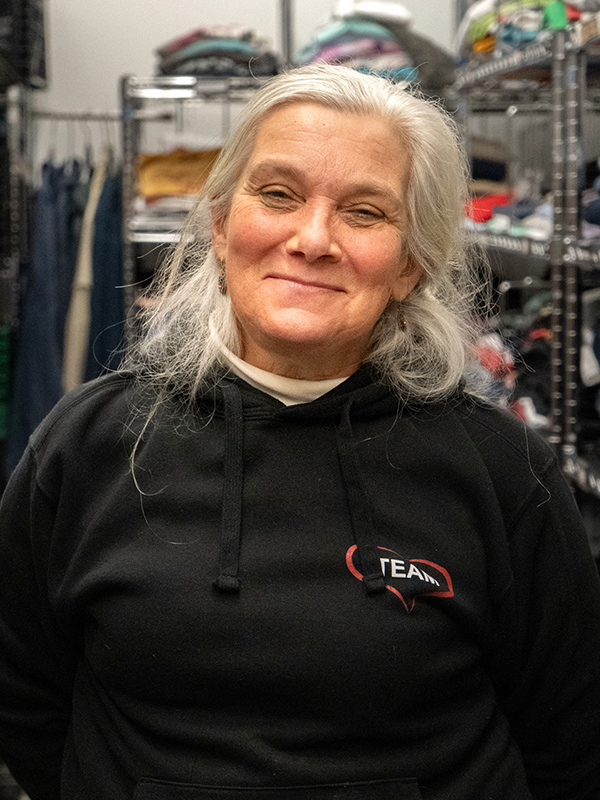 Helfen Kleiderspenden zu sortieren