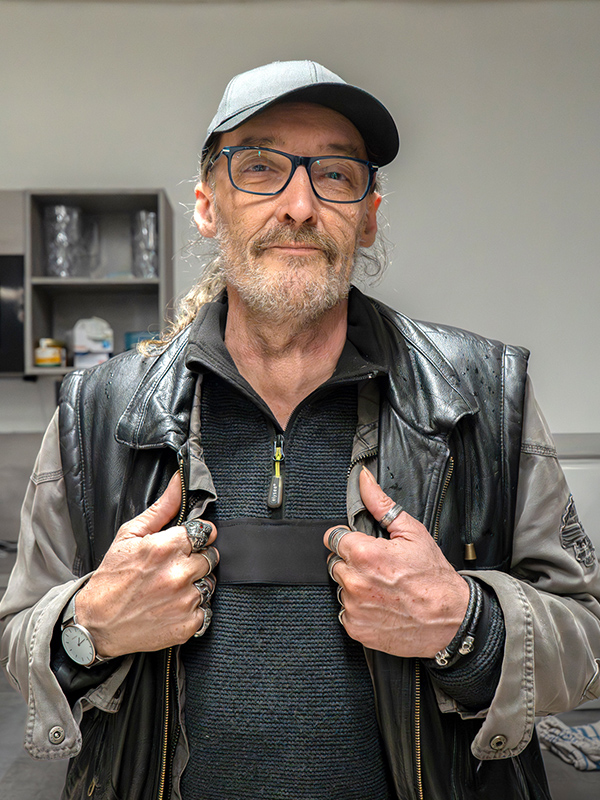 Mann blickt in die Kamera