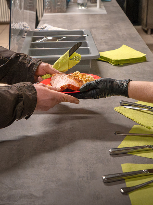 Essensausgabe in der Obdachlosenhilfe