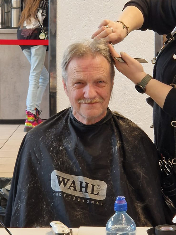 Mann bekommt einen Harrschnitt